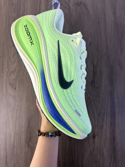 【公司级】耐克Nike Vomero Plus 反转Swoosh|跑鞋圈新王!厚底增高运动跑步鞋 时尚老爹鞋 这双Vomero Plus真的太绝了!反转Swoosh设计超有个性,缓震像踩云一样舒服,性价比吊打HOKA,跑渣必备啊!该鞋款采用创新设计,致敬Nike Run Club标志,并拥有升级的缓震科技,如ZoomX全大底和加厚后跟.中性色美学和3M反光条设计使其适合夜跑.此外,鞋垫内藏马拉松赛道图,鞋舌透气孔排成NRC字样,是耐克首次在跑鞋上使用反向Swoosh.市场预期该鞋款将成为年度断货王,与HOKA等品牌竞争. 货号: HV8150 编码788